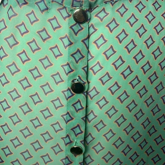 Karlie Scoop Neck Button Back Roll Tab Sleeve Pullover Top Size Large Mint NWT - Picture 8 of 9